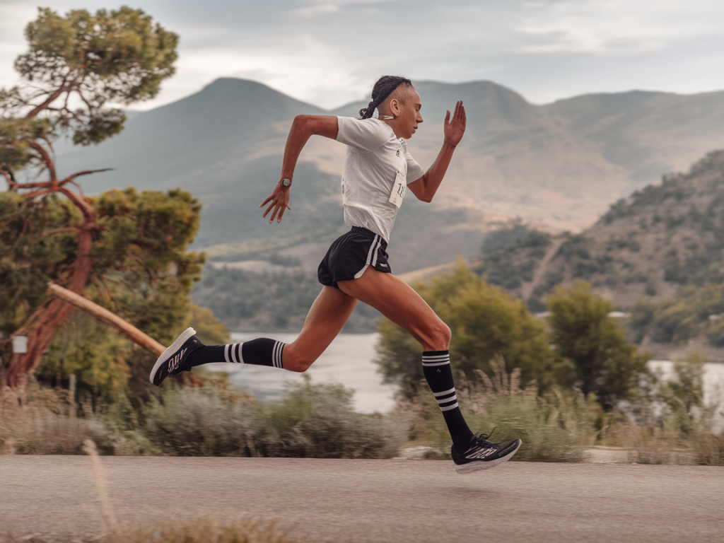 Can a low-carb keto strategy boost endurance performance for long-distance runners without sacrificing recovery